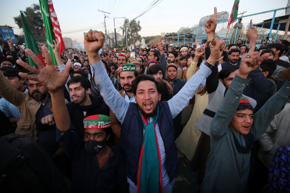 임란 칸 전 총리의 PTI 정당 지지자들이 총선 조작을 주장하며 구호를 외치고 있다. ⓒAP 연합뉴스