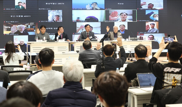 대한의사협회 대의원들이  7일 오후 서울 용산구 대한의사협회 회관에서 긴급 임시 대의원 총회를 열었다. ⓒ연합뉴스