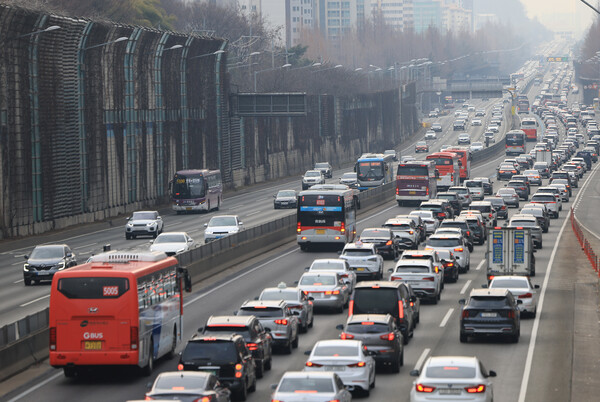 설날인 지난 10일 경부고속도로 서울 잠원IC 인근 하행선이 정체를 빚고 있다. ⓒ연합뉴스