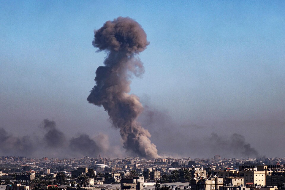 이스라엘군의 공습 이후 검은 연기가 피어 오르는 가자지구 남부 ⓒAFP 연합뉴스