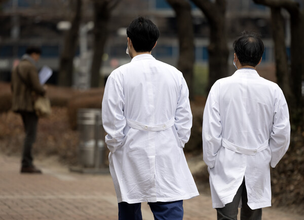 정부의 의대 증원 발표가 하루 지난 7일 서울의 한 대형병원에서 관계자들이 이동하고 있다.  ⓒ연합뉴스