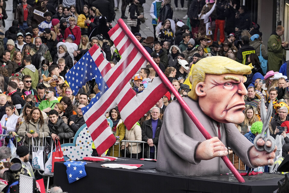 12일(현지시각) 독일 뒤셀도르프에서 열린 카니발 퍼레이드에 등장한 트럼프 풍자 조형물 ⓒAP=연합뉴스