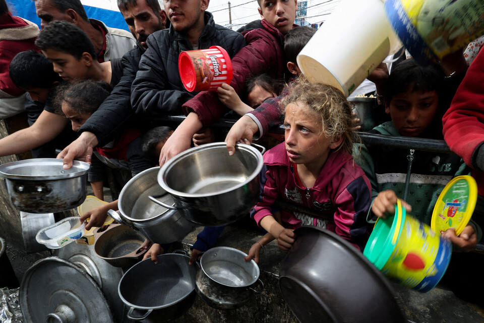 가자지구 라파의 난민촌에서 구호 식량을 기다리는 피난민들 ⓒ로이터 연합뉴스