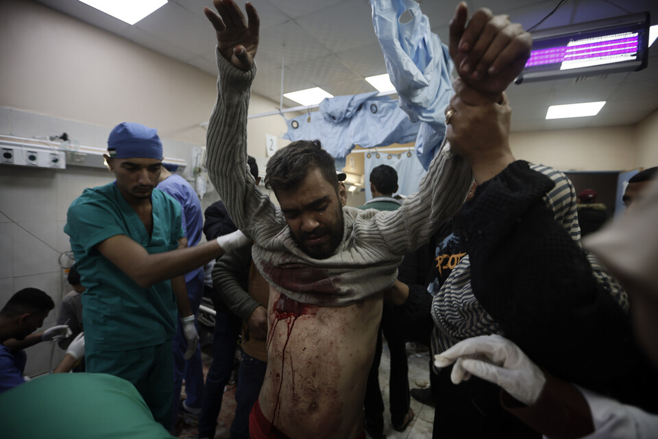 이스라엘군의 가자지구 공습으로 부상당한 팔레스타인인이 나세르 병원에서 치료를 받고 있다. ⓒAP 연합뉴스