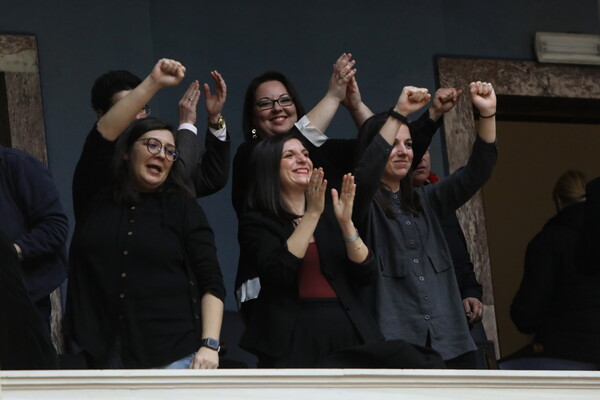 (아테네=AP/연합뉴스)그리스의 동성결혼 지지자들이 15일(현지시각) 법안이 통과된 뒤 환호하고 있다.