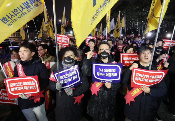 서울시의사회 소속 의사들이 15일 오후 서울 용산구 대통령실 앞에서 정부의 의과대학 입학 정원 확대에 반대하는 궐기대회를 하고 있다 ⓒ연합뉴스