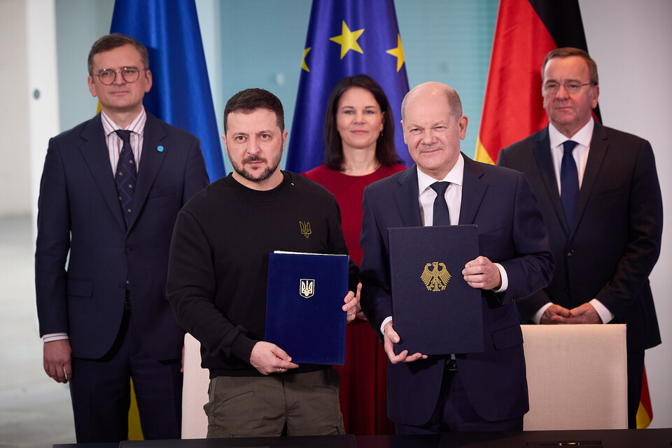 볼로디미르 젤렌스키 우크라이나 대통령(왼쪽)과 올라프 숄츠 독일 총리가 16일(현지시각) 독일 베를린 총리실에서 양자 안보 협약을 맺고 기념 촬영을 하고 있다. ⓒ젤렌스키 대통령 X
