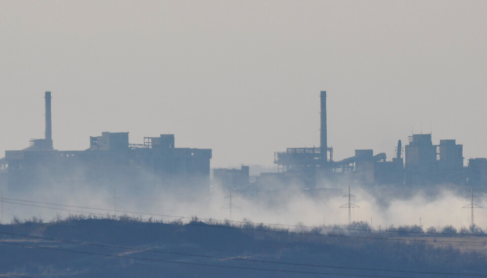 우크라이나와 러시아군이 격전을 벌이고 있는 아우디우카의 공장 인근에서 연기가 피어오르고 있다, ⓒ로이터 연합뉴스