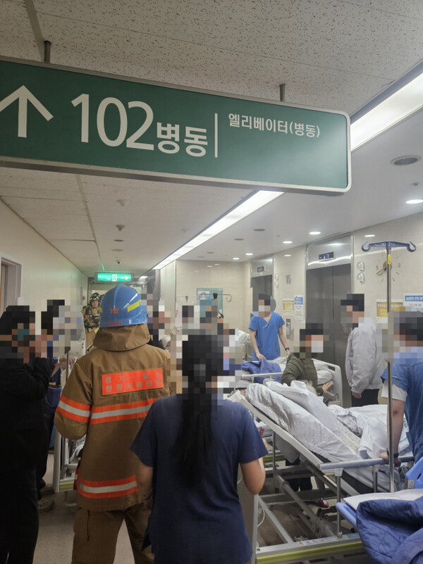 17일 불이난 동국대 일산병원에서 간호사들이 환자들을 대피시키고 있다.  ⓒ경기북부소방재난본부 제공