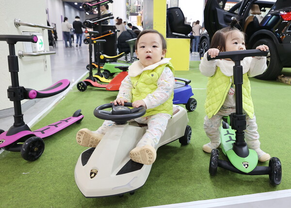 지난 15일 서울 강남구 코엑스에서 열린 ‘제45회 베페 베이비페어’에서 아기들이 탈것들을 체험하고 있다. ⓒ연합뉴스