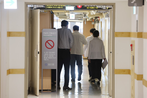 지난 16일 오전 서울의 한 병원 전공의 전용공간에서 의료진이 이동하고 있다. ⓒ연합뉴스