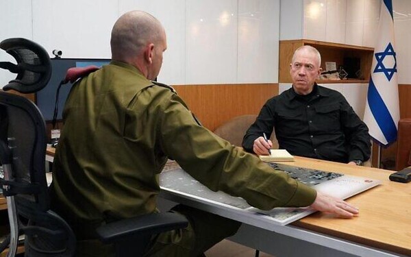 갈란트 이스라엘 국방부 장관(오른쪽)과 남부군 사령관 야론 핀켈만 소장(왼쪽) ⓒ이스라엘 국방부 제공