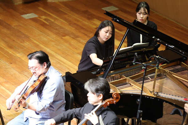 지난 1월11일 서울 종로구 세종체임버홀에서 열린 ‘오퍼스 체임버 소사이어티’(OCS) 창단음악회를 앞두고 오윤아 음악감독을 포함한 연주자들이 리허설을 하고 있다.