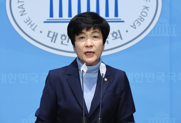 더불어민주당 김영주 의원이 19일 국회 소통관에서 탈당 기자회견을 하고 있다. ⓒ연합뉴스