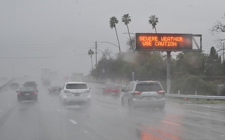 지난 6일(현지시각) LA 시내 고속도로 전광판에 경고 문구가 적힌 있다. ⓒ[AFP 연합뉴스]