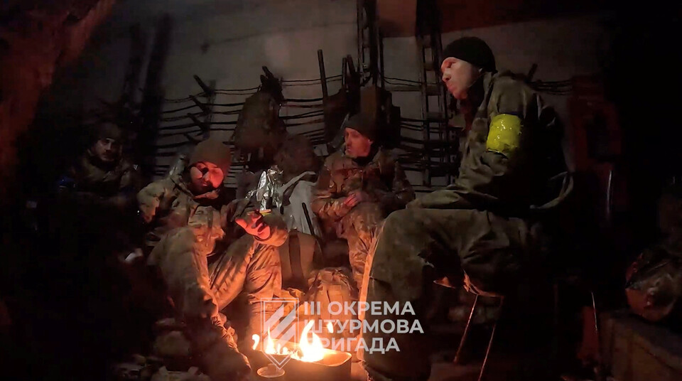 지난 16일 공개된 영상. 우크라이나 군인들이 우크라이나 도네츠크 지역의 아브디우카의 한 곳에 모여있다. ⓒ로이터 연합뉴스