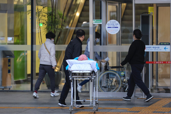 20일 서울 시내 한 대학병원에서 환자가 이송되고 있다. ⓒ연합뉴스