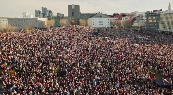 아이슬란드 여성들의 24시간 총파업이 벌어진 지난해 10월 수도 레이캬비크에서 완전한 성평등 실현을 요구하는 집회가 열렸다.  ⓒ로이터 연합뉴스