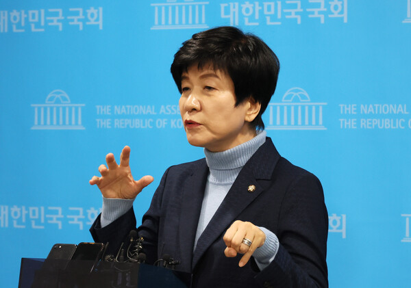 더불어민주당 김영주 의원이 19일 국회 소통관에서 탈당 기자회견을 마친 뒤 취재진의 질문에 답하고 있다. ⓒ연합뉴스