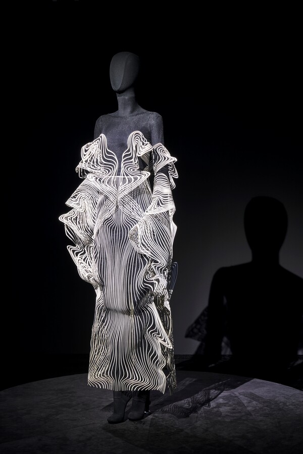 네덜란드 패션 디자이너 아이리스 반 헤르펜(Iris Van Herpen)이 디자인한 ‘무한의 연장’(Extended Indefinitely) 드레스. ⓒ알칸타라 제공