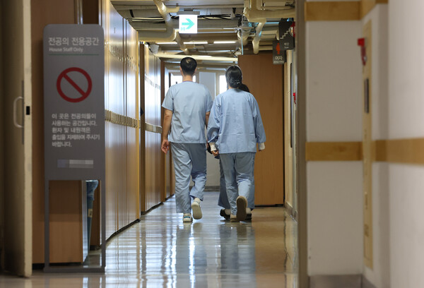 16일 오전 서울의 한 병원 전공의 전용공간에서 의료진이 이동하고 있다. ⓒ연합뉴스