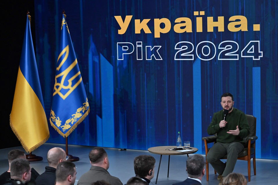 (키이우 AFP=연합뉴스) 볼로디미르 젤렌스키 우크라이나 대통령이 25일(현지시간) 수도 키이우에서 전쟁 2주년을 맞아 기자회견을 하고 있다