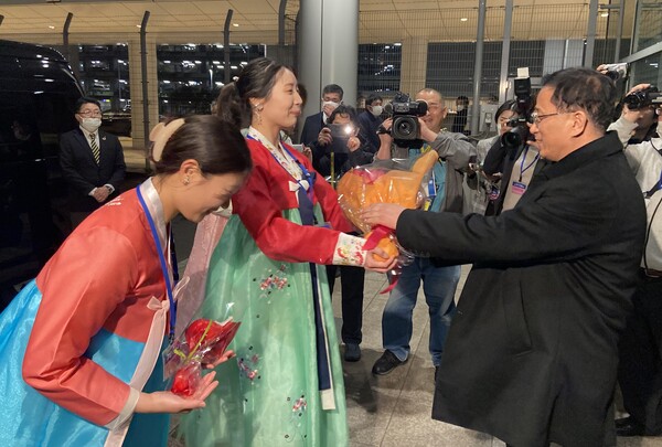 한복을 입은 재일본조선인총연합회(조총련) 여성들이 25일 도쿄 하네다공항에 도착한 북한 여자축구 대표팀 관계자에게 꽃다발을 전달하고 있다. ⓒ연합뉴스