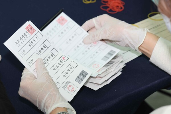 1일 오후 서울 종로구 서울시선거관리위원회에서 열린 제22대 국회의원 선거 모의개표에서 선관위 관계자들이 수검표 실습을 하고 있다. ⓒ연합뉴스