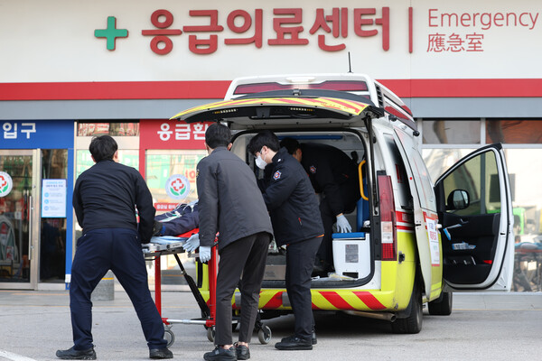 26일 광주 동구 전남대병원 응급실 앞에서 119 구급대가 위급환자를 이송하고 있다.  ⓒ연합뉴스