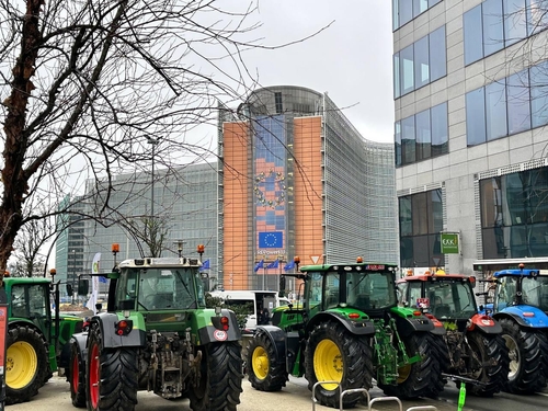 26일(현지시각) 벨기에 브뤼셀에 있는 EU 집행위원회 본부 건물 앞에 농민들의 트랙터가 집결해 있다. ⓒ연합뉴스