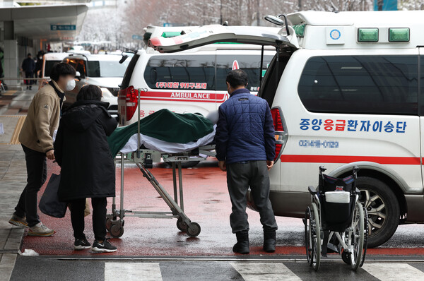 22일 오후 서울 한 대형병원에서 한 환자가 다른 병원 전원을 위해 구급차로 향하고 있다. ⓒ연합뉴스