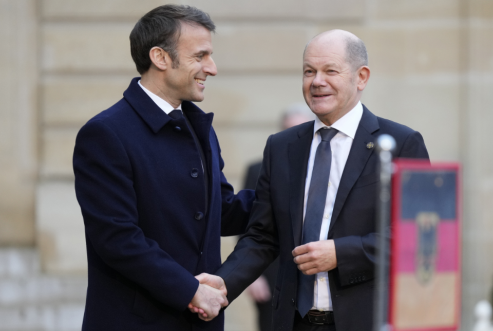 (파리 AP=연합뉴스) 에마뉘엘 마크롱 프랑스 대통령와  올라프 숄츠 독일 총리가 26일(현지시각) 프랑스 파리 엘리제궁에서 악수하고 있다.