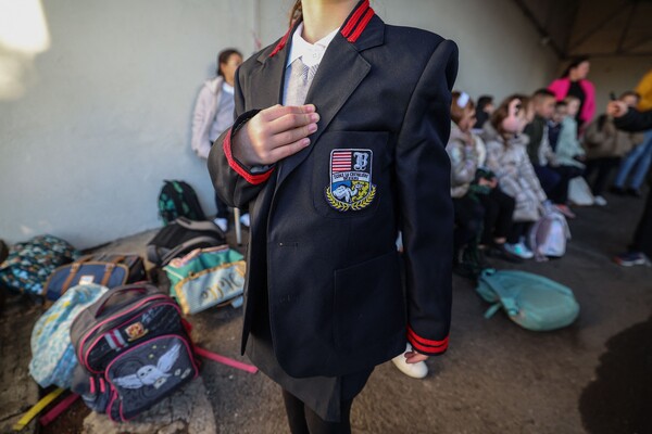 프랑스 남부 베지에 시의 일부 학교에서 시범적 교복 착용을 시작한 첫날, 교복을 입고 포즈를 취하는 학생.  ⓒAFP 연합뉴스