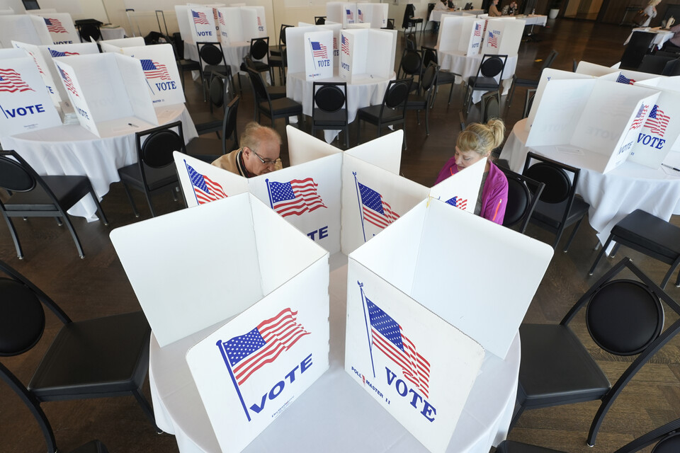 유권자들이 27일(현지시각) 미시간주 예비경선에서 투표하고  있다. ⓒAP 연합뉴스