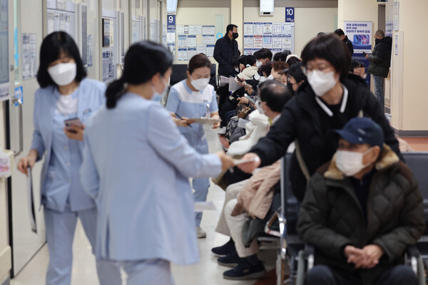 전공의 집단 이탈이 일주일 이상 이어지고 있는 가운데 27일 오후 서울의 한 대학병원에서 간호사들이 분주히 움직이고 있다.  ⓒ연합뉴스
