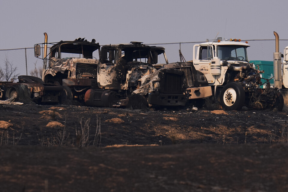 미 텍사스주 스모크하우스 크리크의 산불로 소형 트럭이 불에 탔다. ⓒAP 연합뉴스