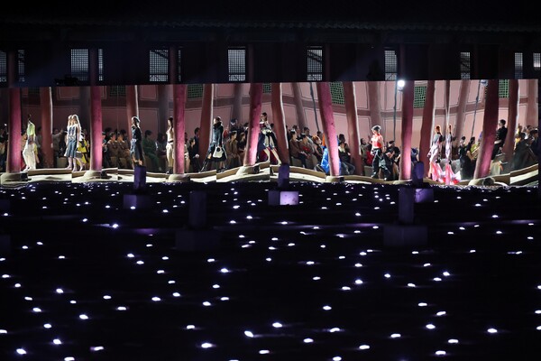 16일 오후 서울 종로구 경복궁 근정전 앞에서 이탈리아 명품 브랜드 구찌의 ‘2024 크루즈 패션쇼’가 열리고 있다. ⓒ연합뉴스