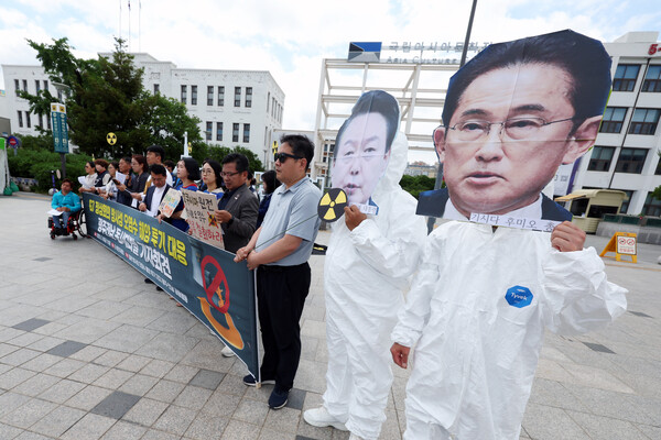 지난 19일 오전 광주 동구 5·18 민주광장에서 ‘일본 방사성 오염수 해양 투기 저지 광주·전남 공동행동’이 기자회견을 하고 있다. ⓒ연합뉴스