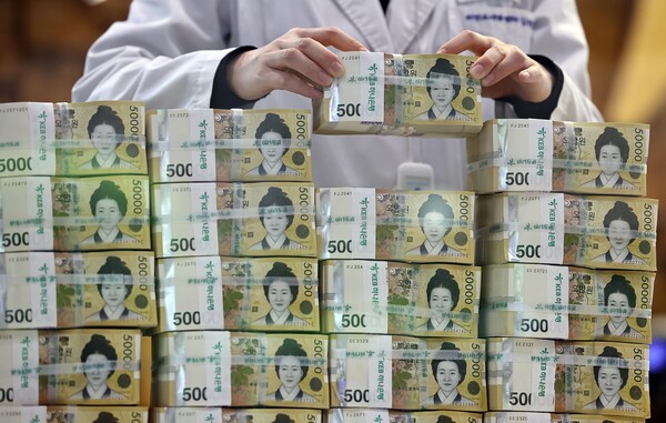 서울 중구 하나은행에서 한 관계자가 5만원권을 보이는 모습.  ⓒ연합뉴스