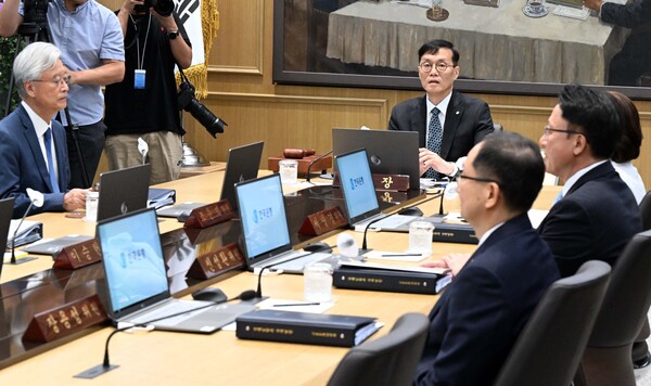 이창용 한국은행 총재가 13일 서울 중구 한국은행에서 열린 금융통화위원회를 주재하고 있다.  ⓒ연합뉴스