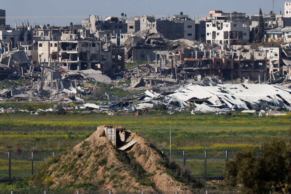 이스라엘 남부에서 바라본 가자 지구의 손상된 건물들의 모습, ⓒ로이터 연합뉴스