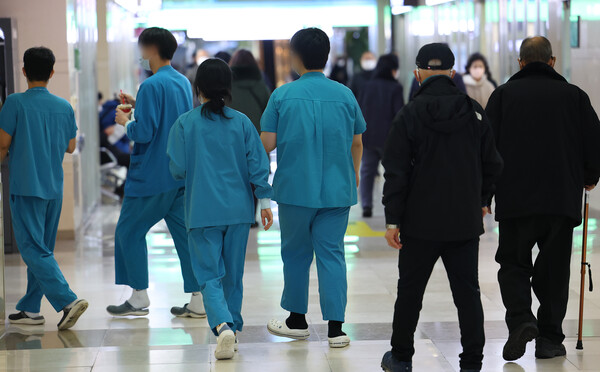 정부의 의대 정원 증원 정책에 반발한 전공의들의 집단 행동 사흘째인 22일 서울 시내의 한 공공병원에서 의료진이 이동하고 있다.  ⓒ연합뉴스