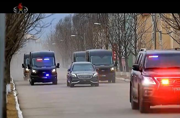 김정은 북한 국무위원장이 지난 28일 성천군 지방공업공장 건설 착공식에 참석하기 위해 도요타 렉서스 SUV(앞)와 포드 트랜짓으로 추정되는 차량의 경호를 받으며 행사장으로 이동하고 있다. ⓒ조선중앙TV 화면 갈무리