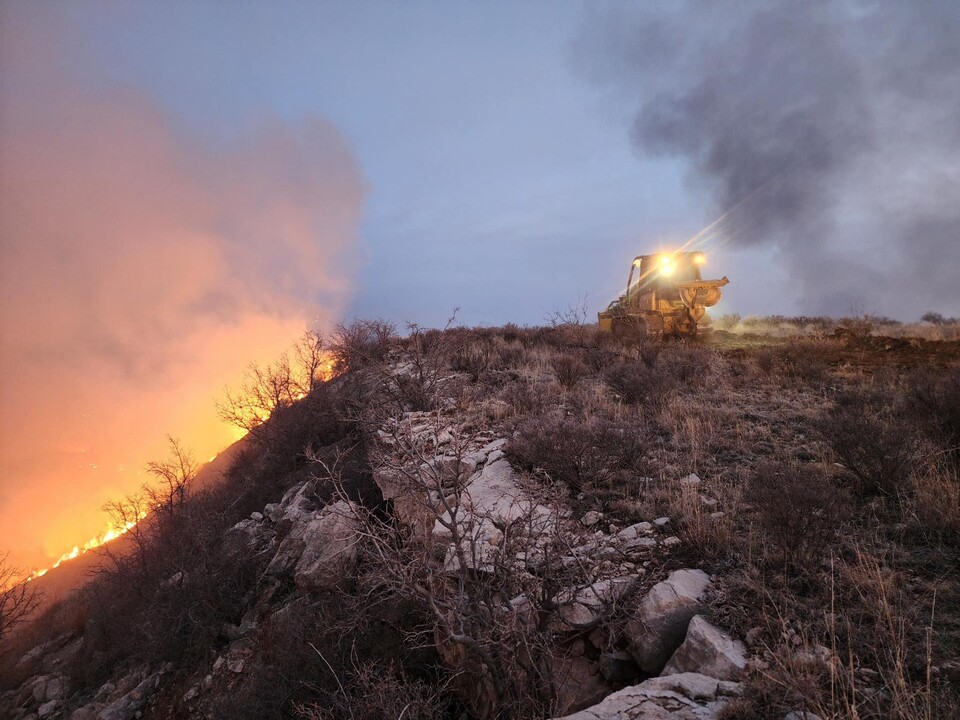 팬핸들 지역에서 발생한 '스모크하우스 크리크' 산불 현장에서 불도저가 봉쇄선을 구축하고 있다. ⓒAP 연합뉴스