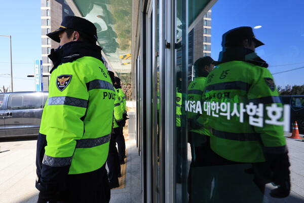 경찰이 1일 서울 용산구 의사협회 회관에서 경찰이 출입문을 통제하고 있다. ⓒ연합뉴스