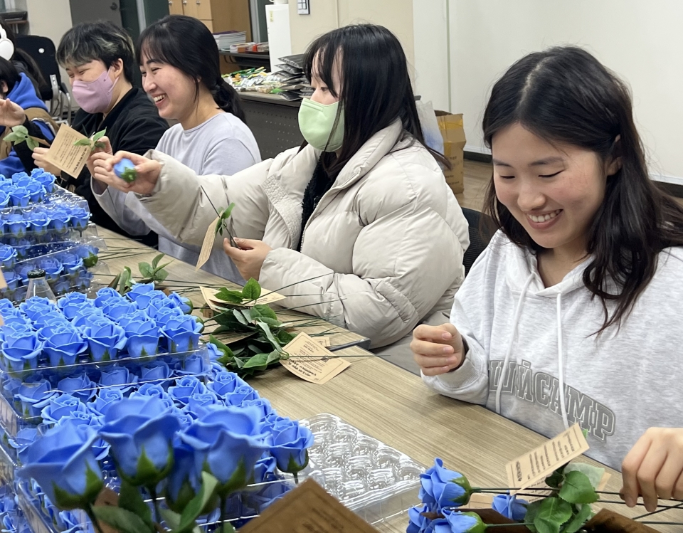 지난해 3월 2일 오후 서울 은평구 한국여성의전화에서 자원 활동가들이 여성의 날 시민들에게 선물할 비누 장미를 만들고 있다. ⓒ여성신문