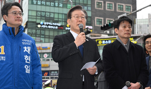 더불어민주당 이재명 대표가 5일 서울 영등포역 앞에서 긴급 현장기자회견을 하고 있다. 이 대표는 회견에서 최근 불거진 사천 논란에 대해 비판했다.  [공동취재]