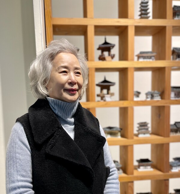 김현 작가는 나이 예순이 넘어 도예를 시작했다. ‘도자 건축’ 장르를 확장해 나가며 지난 10년 넘게 수차례 개인전을 열었다.  ⓒ이세아 기자