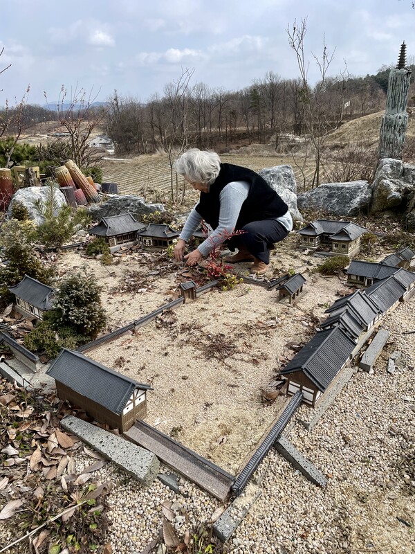 김현 작가가 스튜디오 앞마당에 조성한 한국 전통 도자 정원. ⓒ이세아 기자