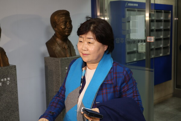불어민주당 서영교 최고위원이 2월 25일 서울 여의도 민주당사에서 열린 최고위원회의에 참석하고 있다.  ⓒ연합뉴스